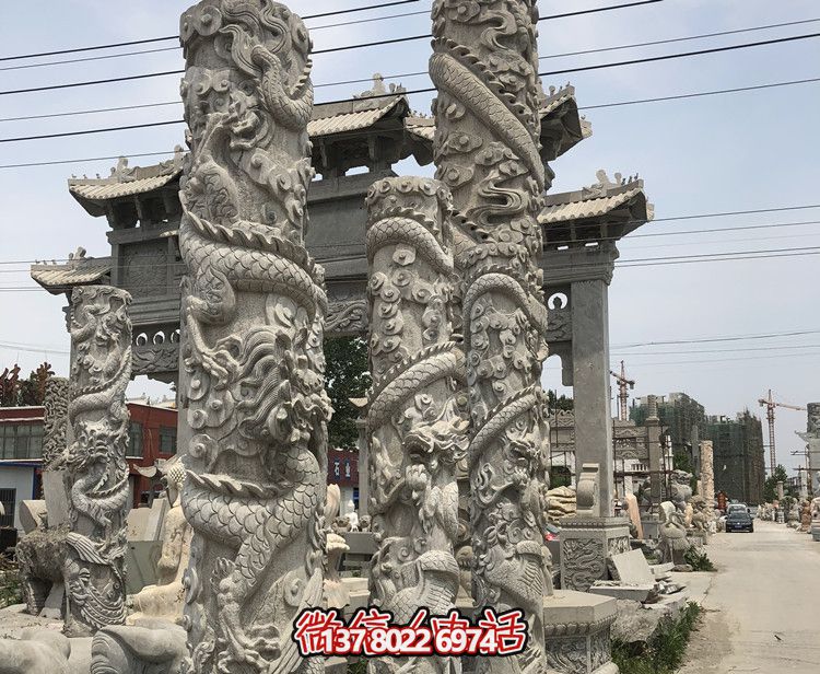 精美石雕龍柱擺件，為寺院景觀增添華麗風采