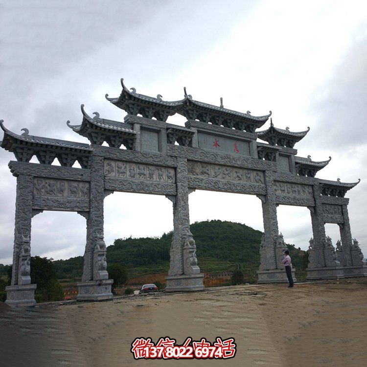 精美大型仿古青石雕刻門樓牌坊，為景區(qū)入口增添精彩