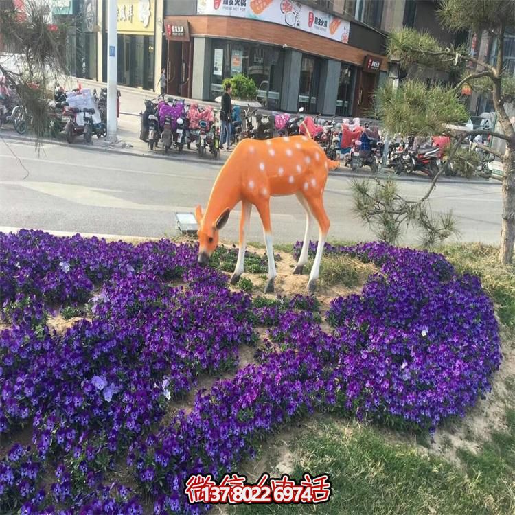 仿真鹿雕塑，在草叢中擺放，玻璃鋼打造