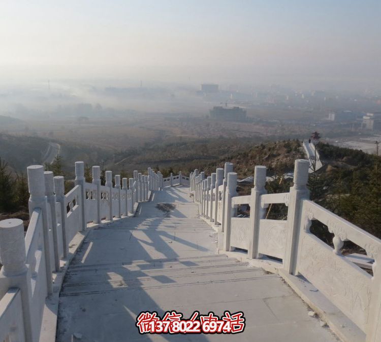 精致石雕護(hù)欄，漢白玉青石欄板點(diǎn)綴天然風(fēng)情