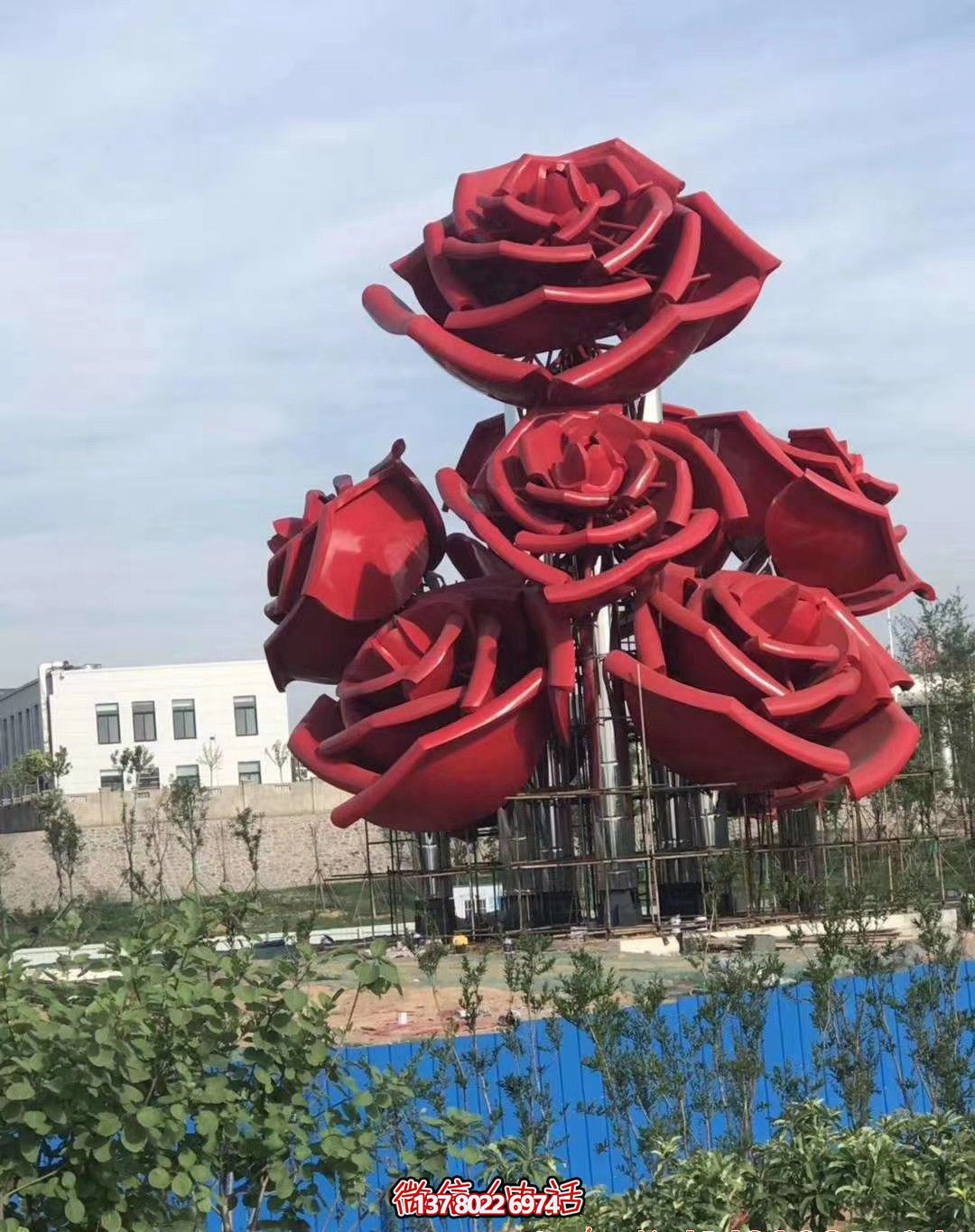 紅色玫瑰不銹鋼創(chuàng)意雕塑——美化廣場，增添驚喜