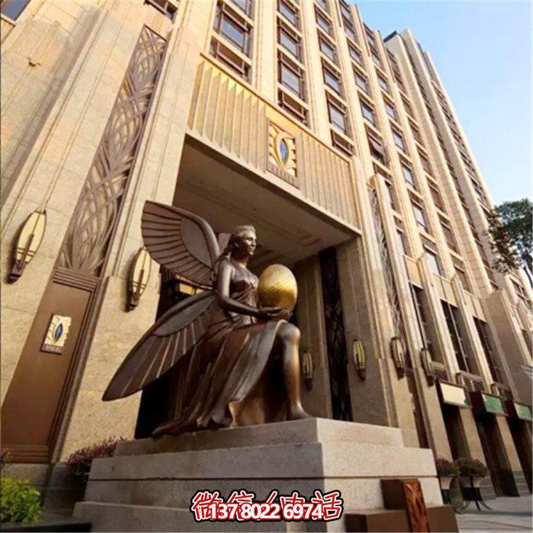 大型銅雕花仙子雕塑，精美點綴酒店門口