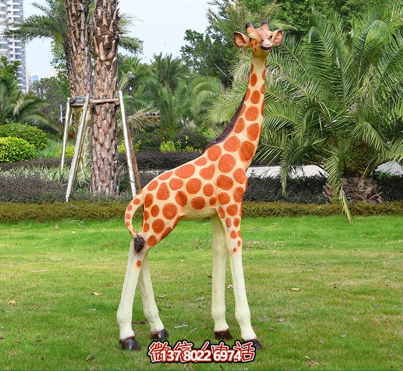 藝術化玻璃鋼仿真大型長頸鹿雕塑，點綴綠色草坪，讓公園更加美觀