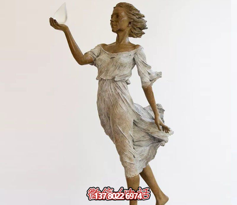 西方廣場(chǎng)玩耍美女雕塑