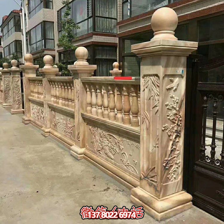 紅色浮雕圍墻欄板裝點別墅，守護晚霞之美