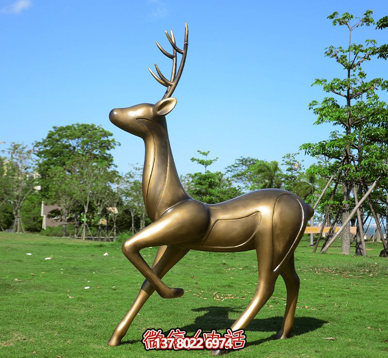 鹿行走戶(hù)外園林雕塑