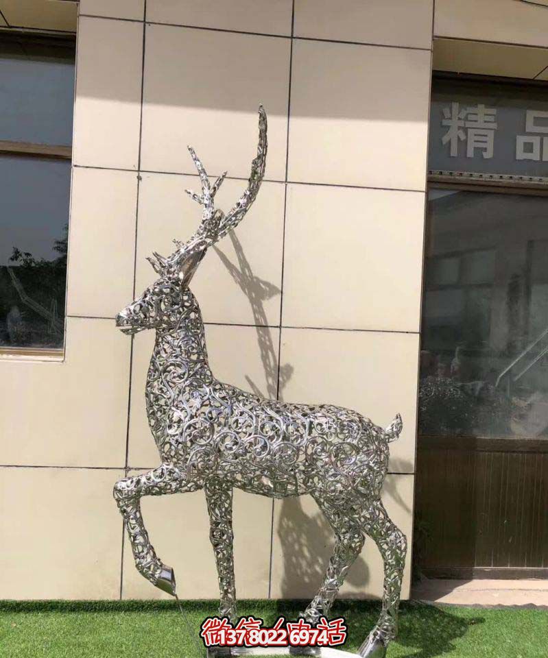 不銹鋼梅花鹿雕塑，走出別墅的美