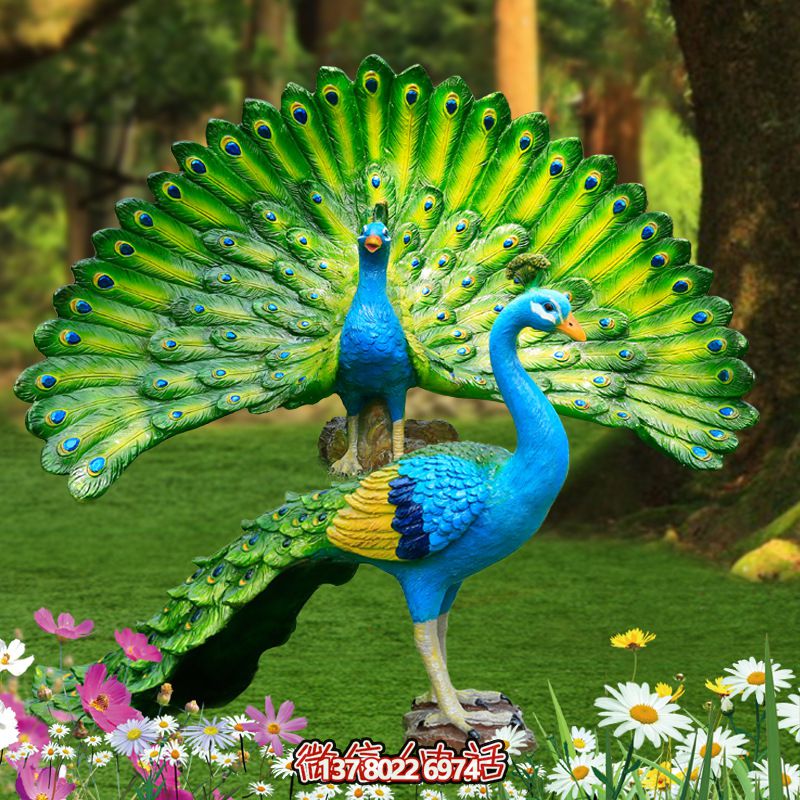 玻璃鋼彩繪孔雀雕塑，為公園草地增添靈動之美