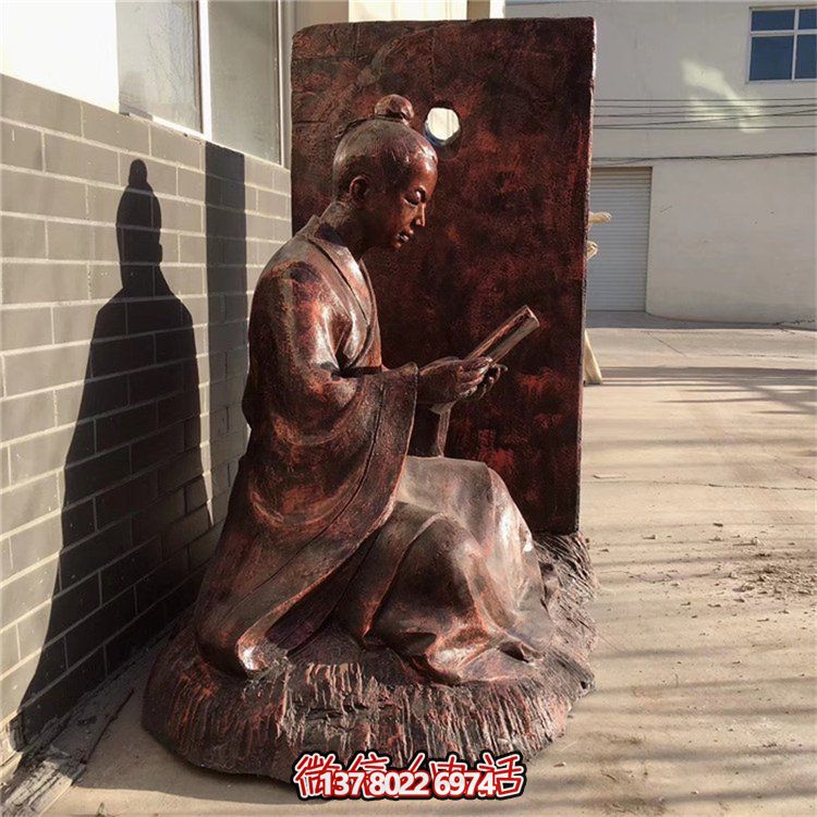 創(chuàng)意銅雕鑿人物看書借光雕塑，點亮景區(qū)美好氛圍