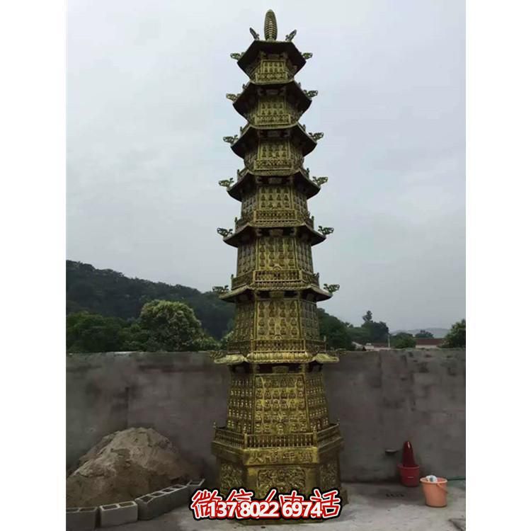 欣賞傳統(tǒng)文化，體驗(yàn)多層銅雕香爐的大型景區(qū)