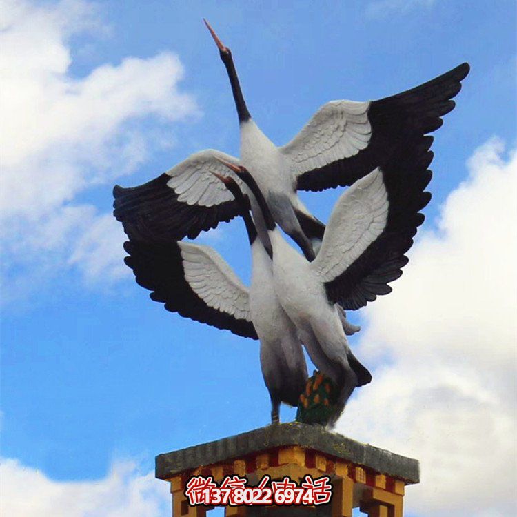 大型玻璃鋼仿真仙鶴雕塑，為公園廣場擺放