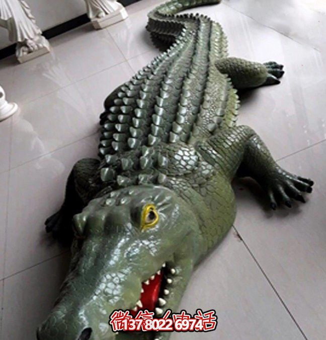 公園湖邊擺放的玻璃鋼創(chuàng)意鱷魚(yú)雕塑 公園湖邊擺放的玻璃鋼創(chuàng)意鱷魚(yú)雕塑