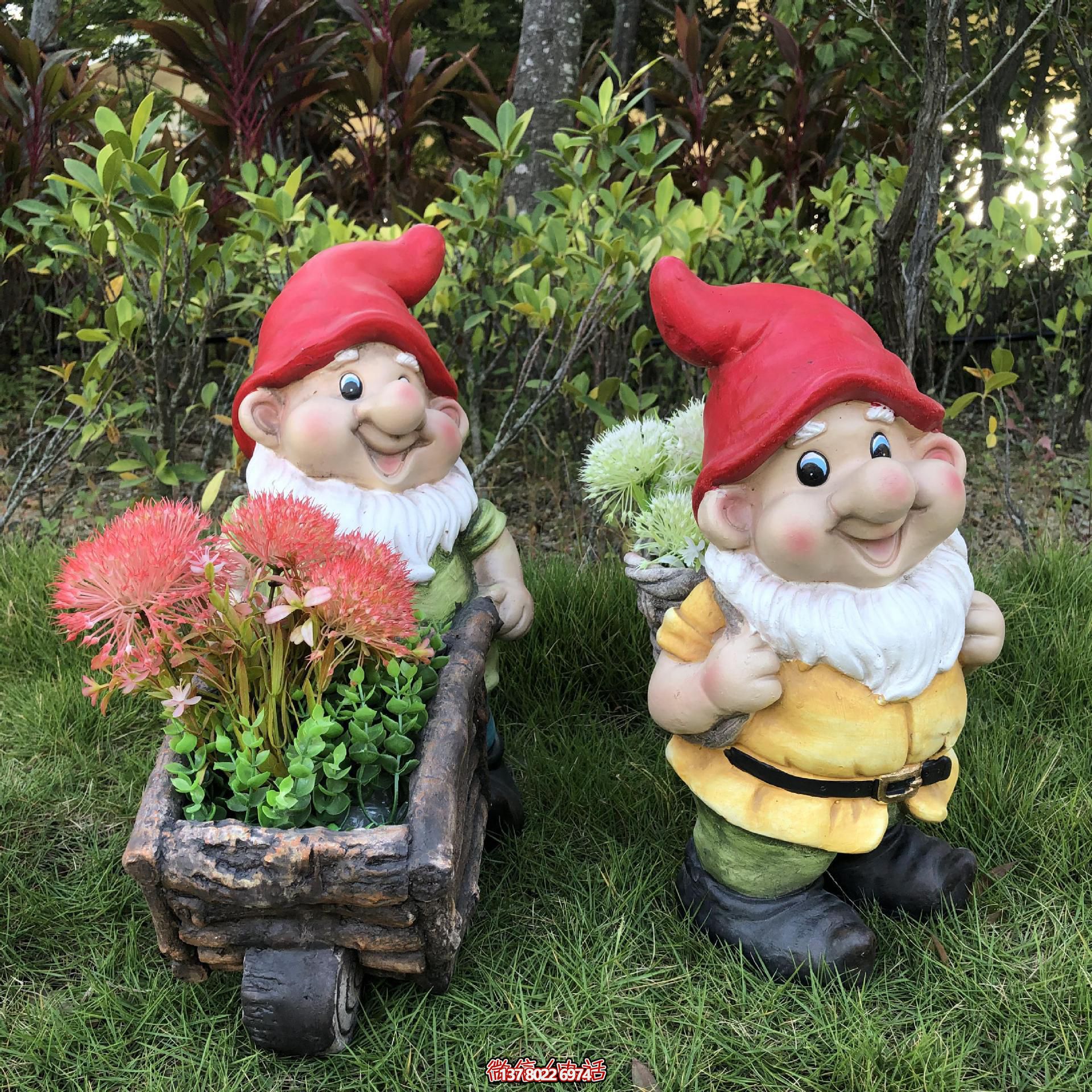 公園里擺放的一只手推花車(chē)和一個(gè)背筐的玻璃鋼卡通藍(lán)精靈雕塑 公園里擺放的一只手推花車(chē)和一個(gè)背筐的玻璃鋼卡通藍(lán)精靈雕塑