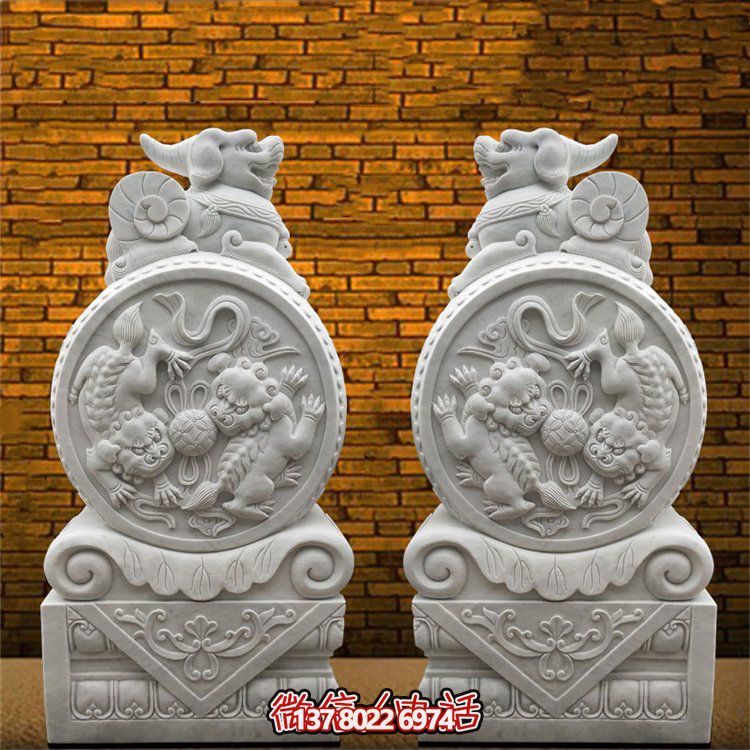 中式庭院擺放漢白玉石雕小獅子抱鼓石門(mén)墩