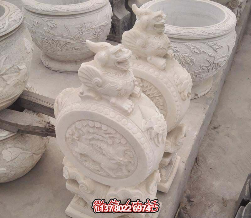 景區(qū)庭院漢白玉石雕抱鼓石上面的貔貅雕塑 景區(qū)庭院漢白玉石雕抱鼓石上面的貔貅雕塑