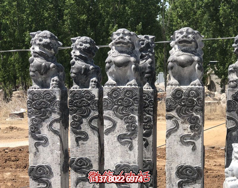 浮雕獅子祥云景區庭院門前擺放拴馬柱 浮雕獅子祥云景區庭院門前擺放拴馬柱