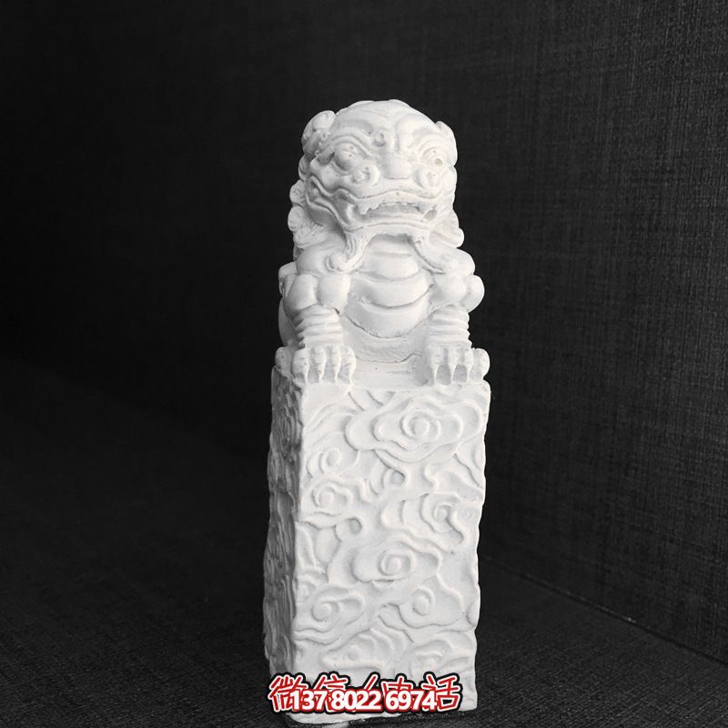 庭院大理石浮雕臥著石柱上的獅子雕塑 庭院大理石浮雕臥著石柱上的獅子雕塑